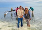 Tempuh jalur laut, Anggota KPU Boalemo Yulius Steven Dampingi Pantralih Coklit di Daerah Pelosok