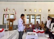 Ketua Panwaslu Kecamatan Tehoru Melantik 38 Pengawas TPS
