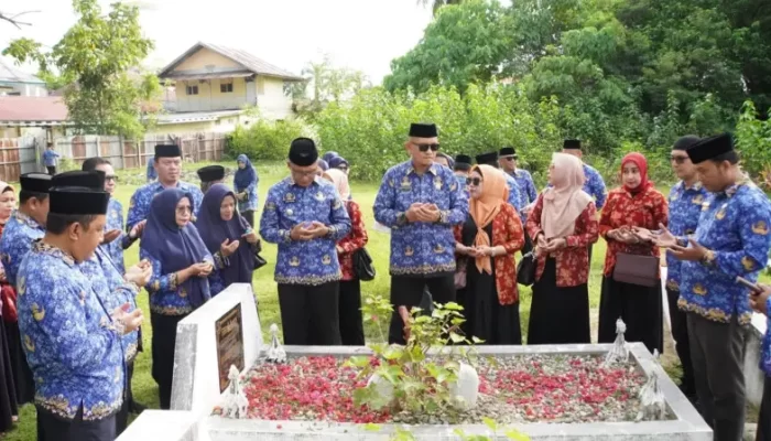 Ziarah Makam Tokoh KORPRI di HUT ke-53