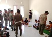 Suasana Ramadhan, Satpol PP Boalemo Gerebek 12 Pemuda Lagi Asik Pesta Miras di Kos-kosan
