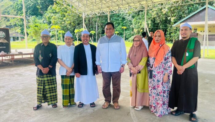 Wujud Kepedulian dan Kebersamaan, Rachmat Gobel Lakukan Penyembelihan Hewan Kurban di Pesantren Hubulo