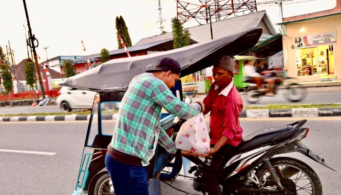 YR TEAM Bagikan Sembako untuk Ojol dan Abang Bentor di Pohuwato