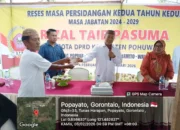 Rizal Pasuma Serahkan Bantuan untuk Penyelesaian Masjid Desa saat Reses di Dambalo