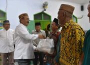 Bupati Rum Pagau Serahkan Paket Ramadhan Untuk Kaum Dhuafa