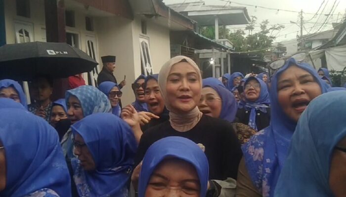 Meski Diguyur Hujan, Widya Pratiwi Murad Bersama Warga Negeri Batu Merah Meriahkan Tradisi Hadrat Idul Adha