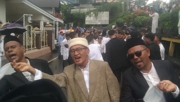 Diguyur Hujan hingga Basah Kuyup, Kehadiran Widya Pratiwi Murad di Tradisi Hadrat Batu Merah Dapat apresiasi
